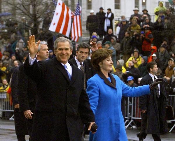 Bà Laura Bush trong trang phục màu xanh lam