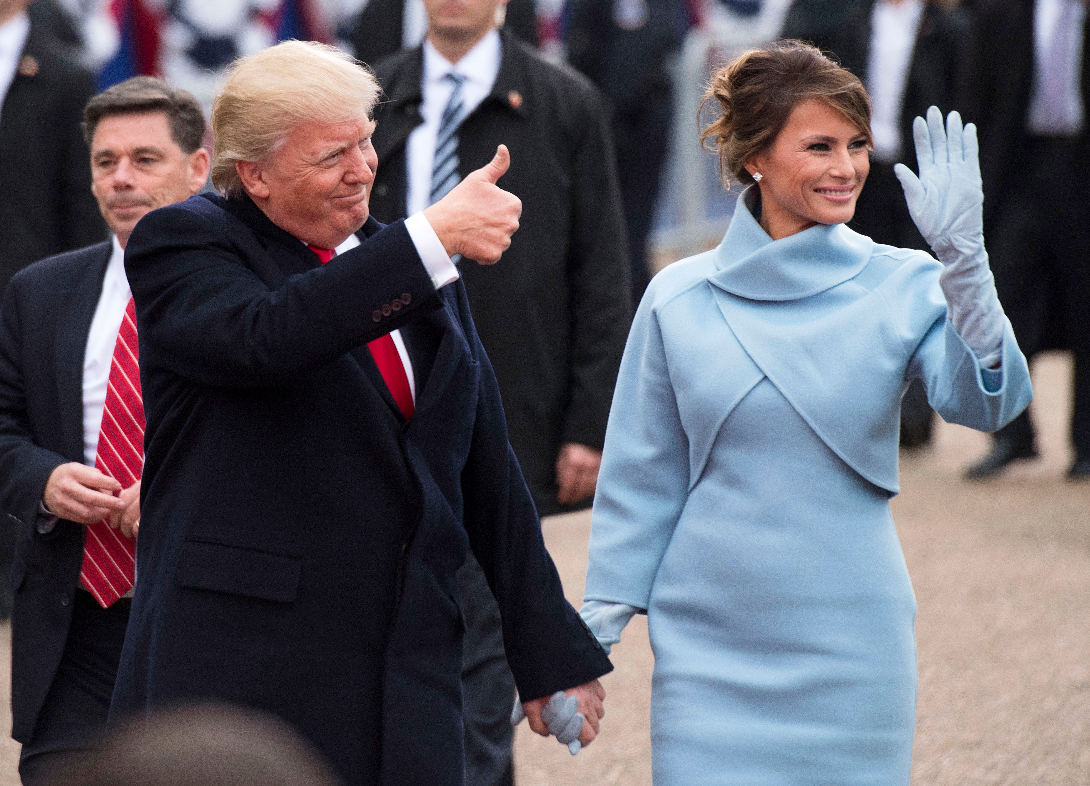 Melania Trump xuất hiện trong trang phục màu xanh nhạt