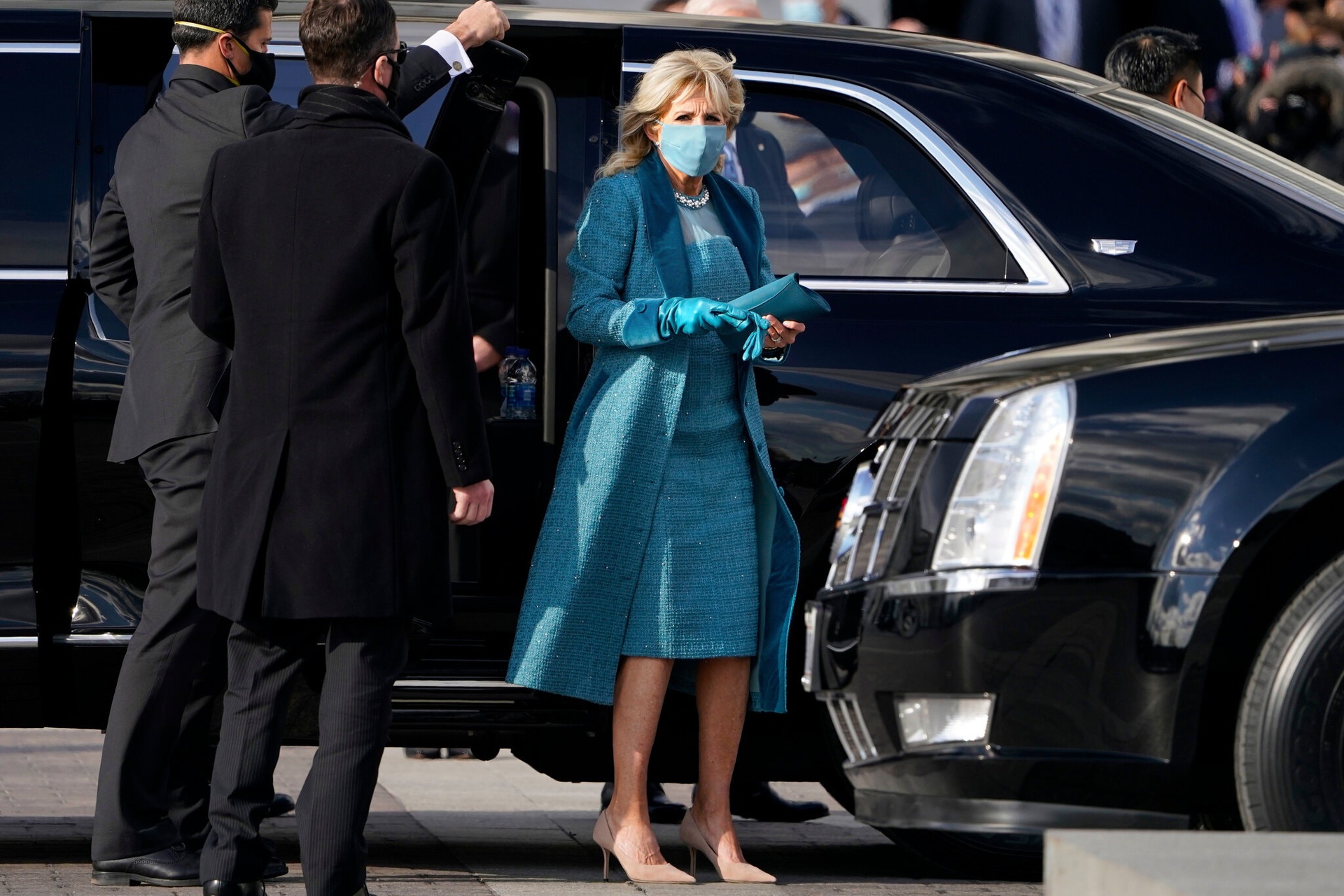Jill Biden xuất hiện trong màu áo xanh