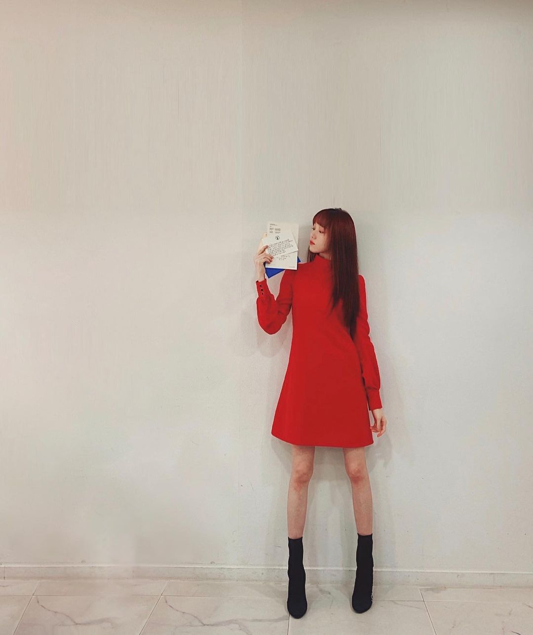 Lee sung kyung mặc đầm đỏ đơn giản