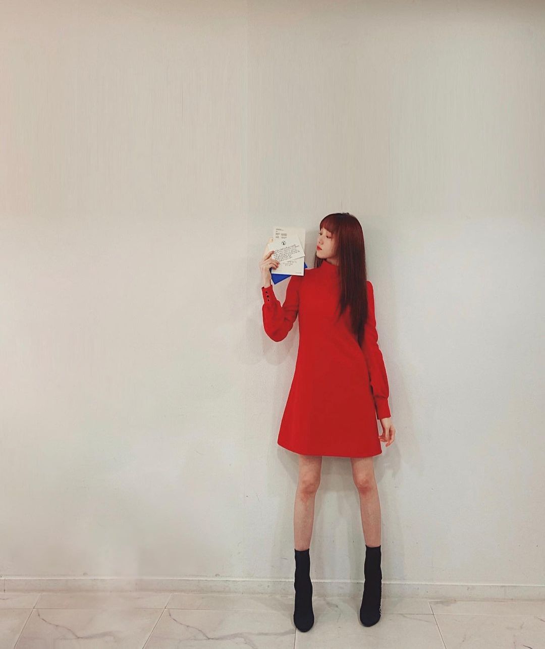 Lee sung kyung mặc đầm đỏ đơn giản