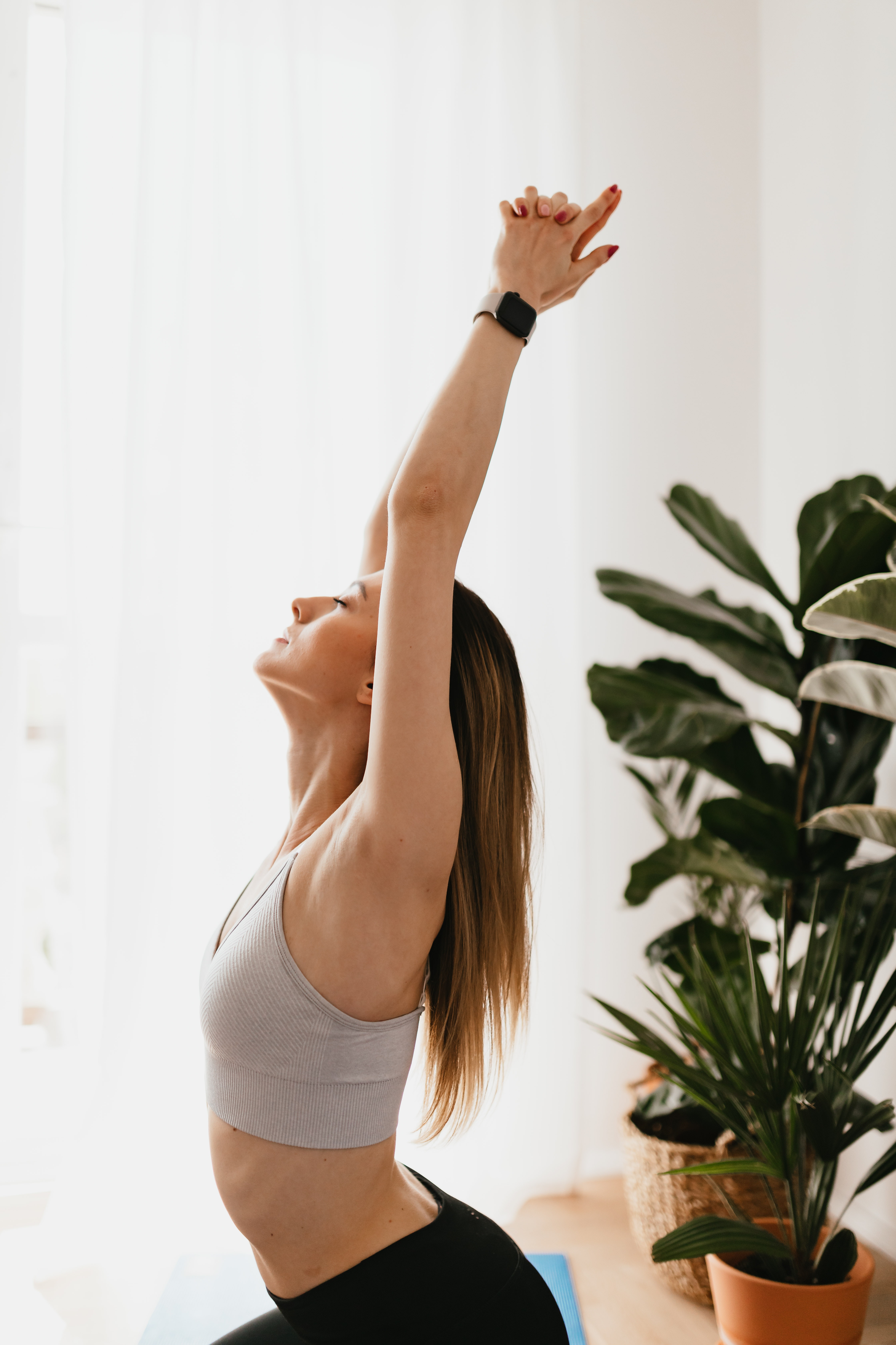 Cô gái đang tập yoga