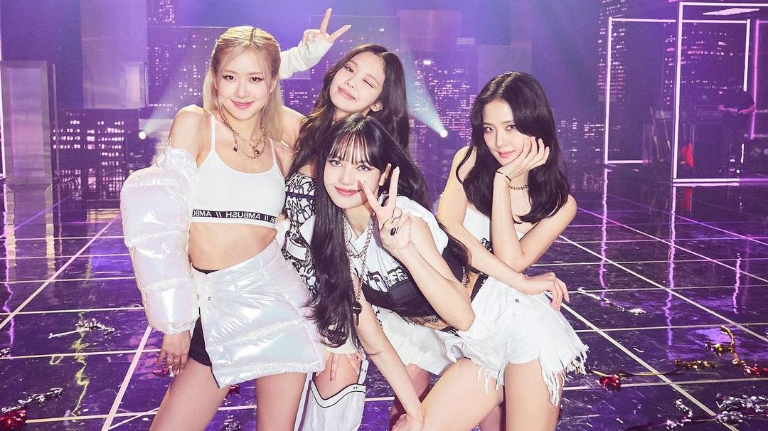 bốn cô gái black pink trong outfit màu trắng tại the show