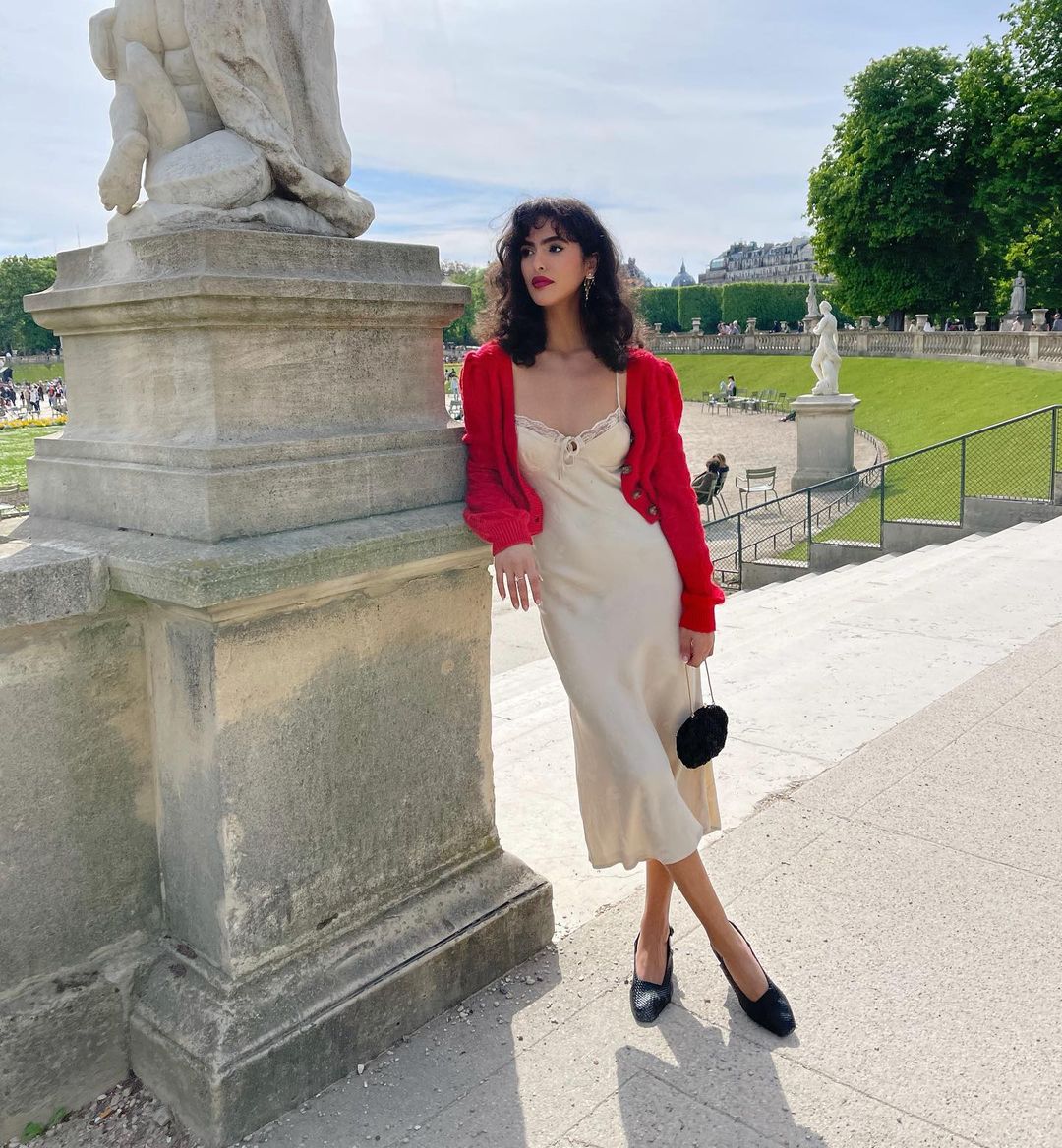 slip dress phối áo khoác len màu đỏ Parisian