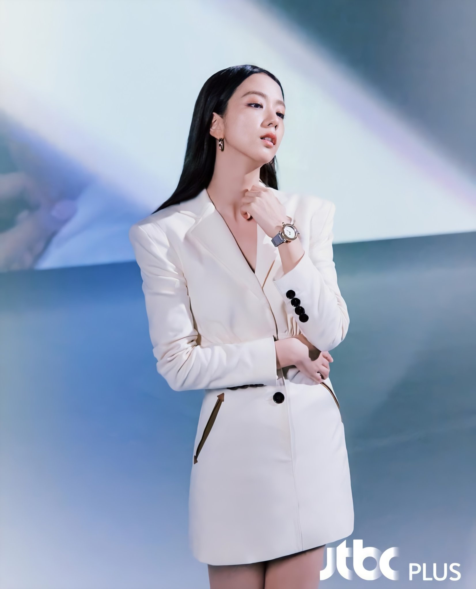 Jisoo đeo đồng hồ Cartier