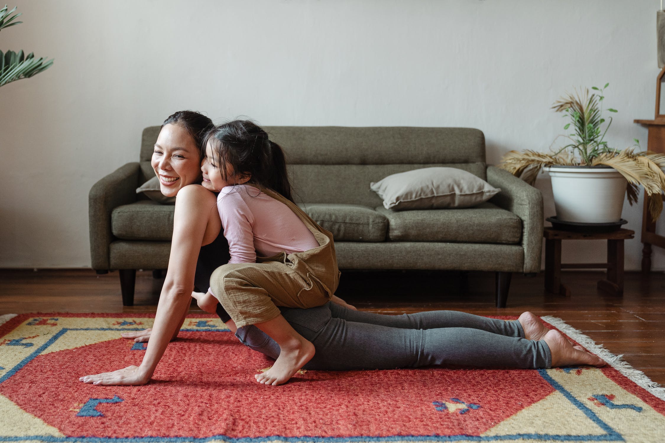 Mẹ tập yoga cùng con gái