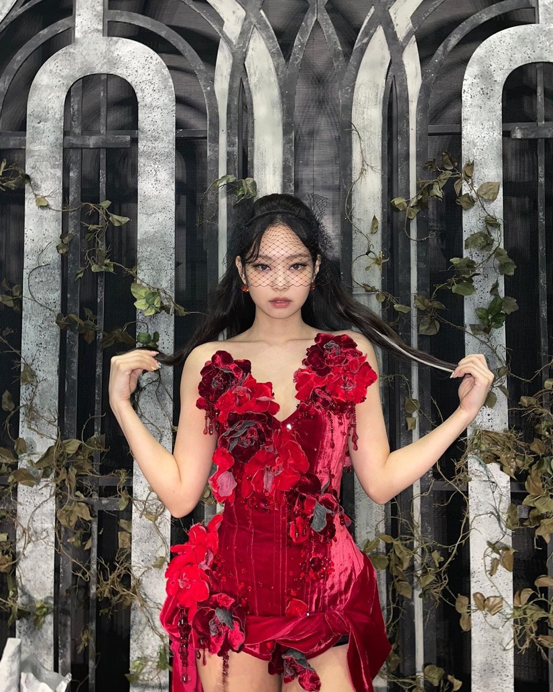 Blackpink Jennie mặc váy đỏ