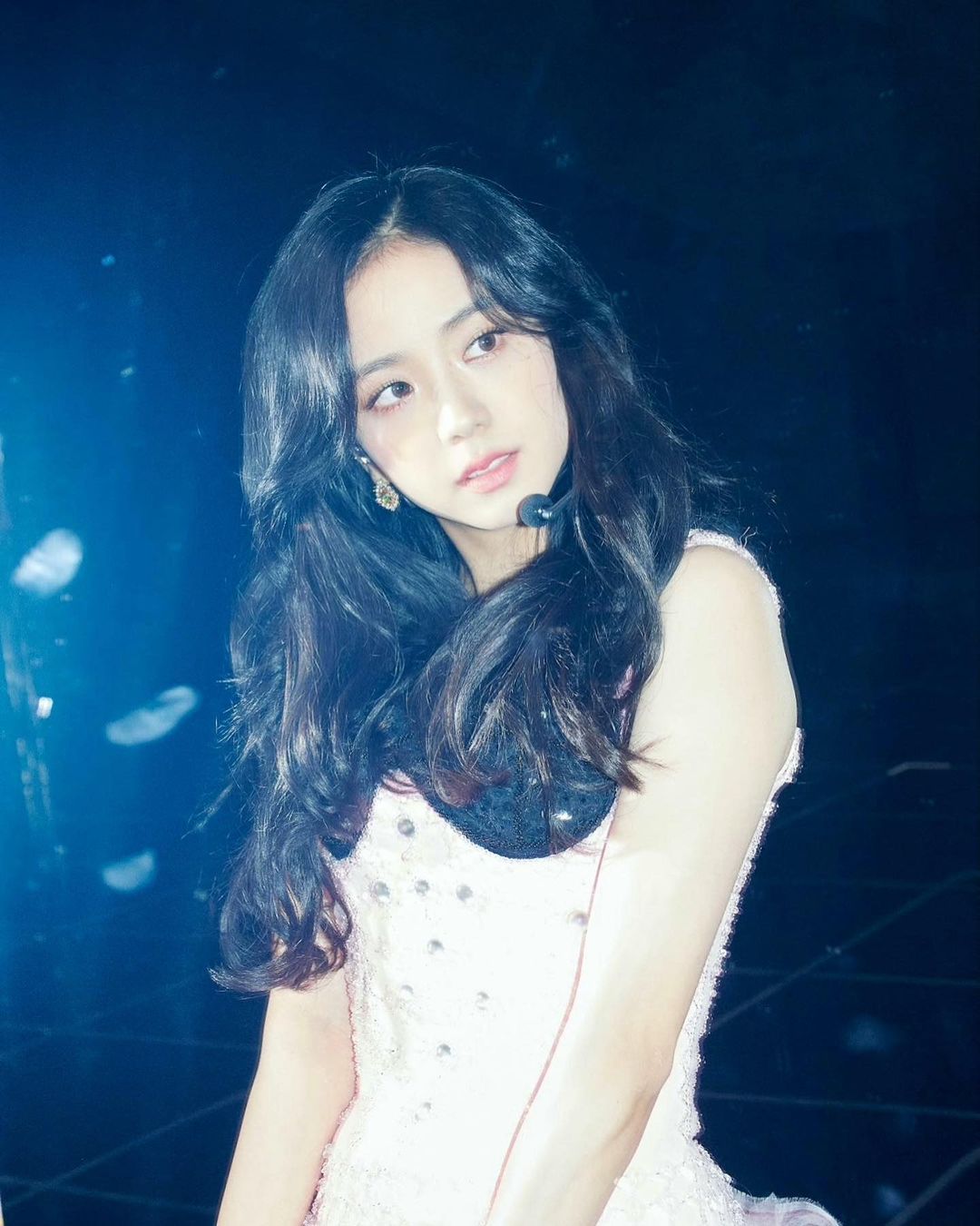 Blackpink Jisoo mặc váy trắng