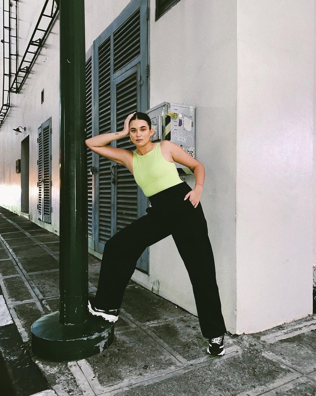 cô nàng đầy đặn phối đồ phong cách athleisure