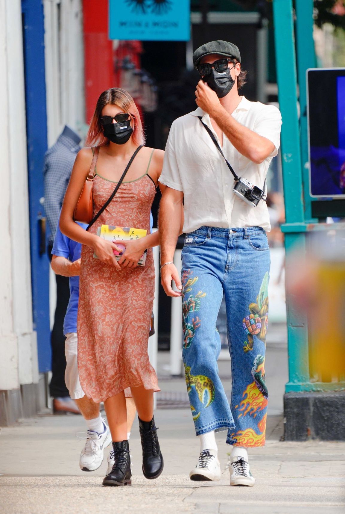 kaia gerber phong cách thời trang cặp đôi street style