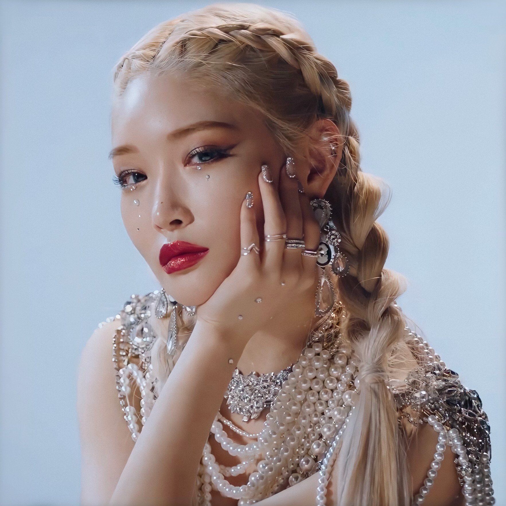 Chungha song ngư tóc vàng