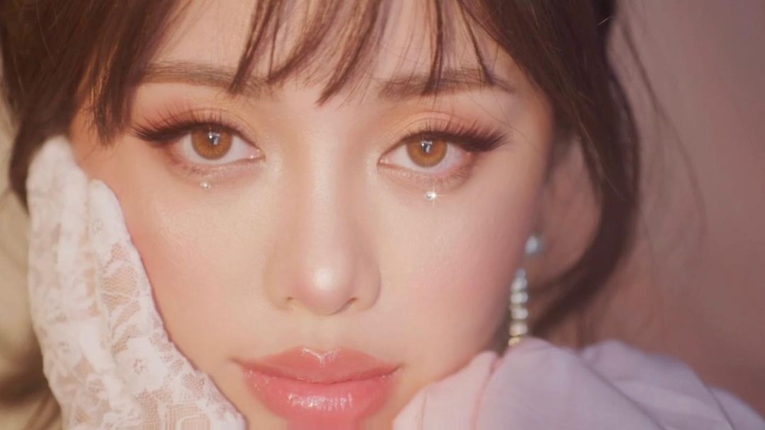 Michelle Phan làm đẹp bằng đá trang sức