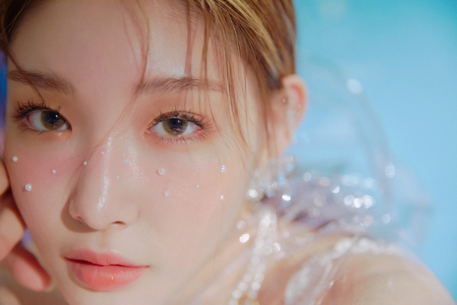 Chungha song ngư làm đẹp đính ngọc trai