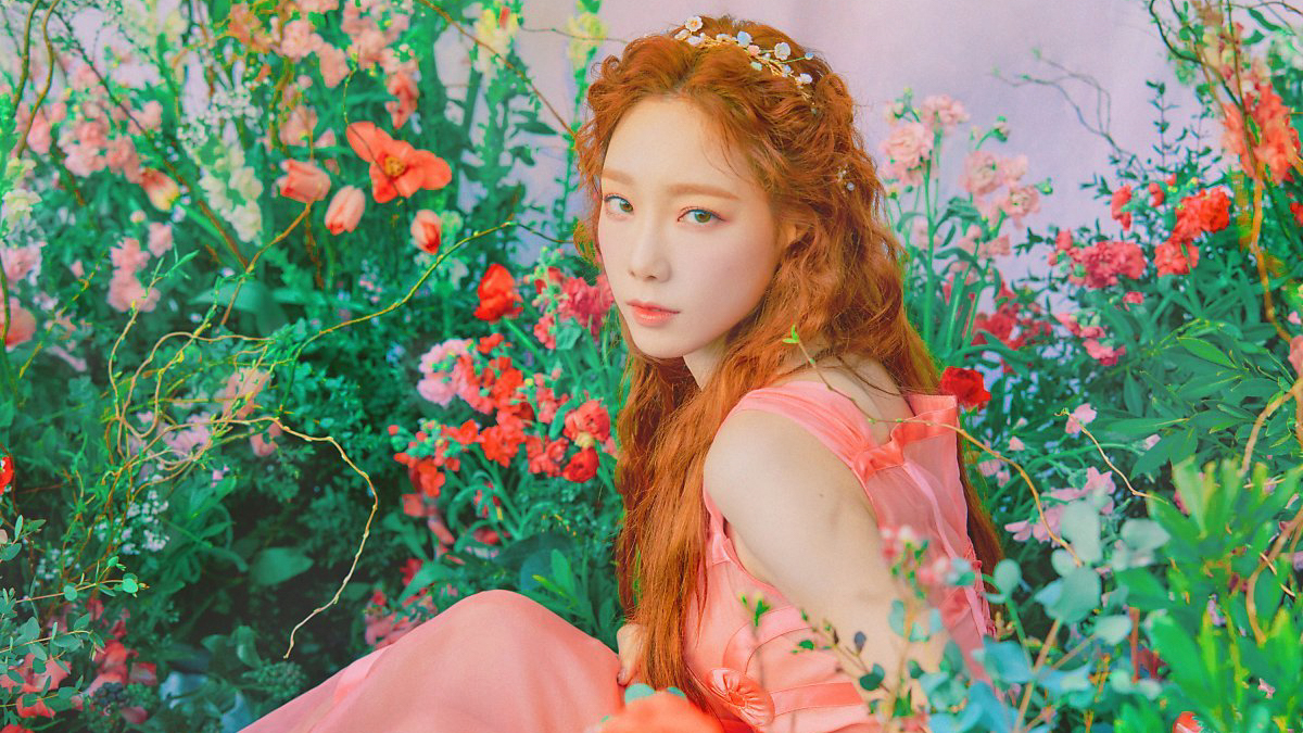 Taeyeon làm đẹp ngồi giữa vườn