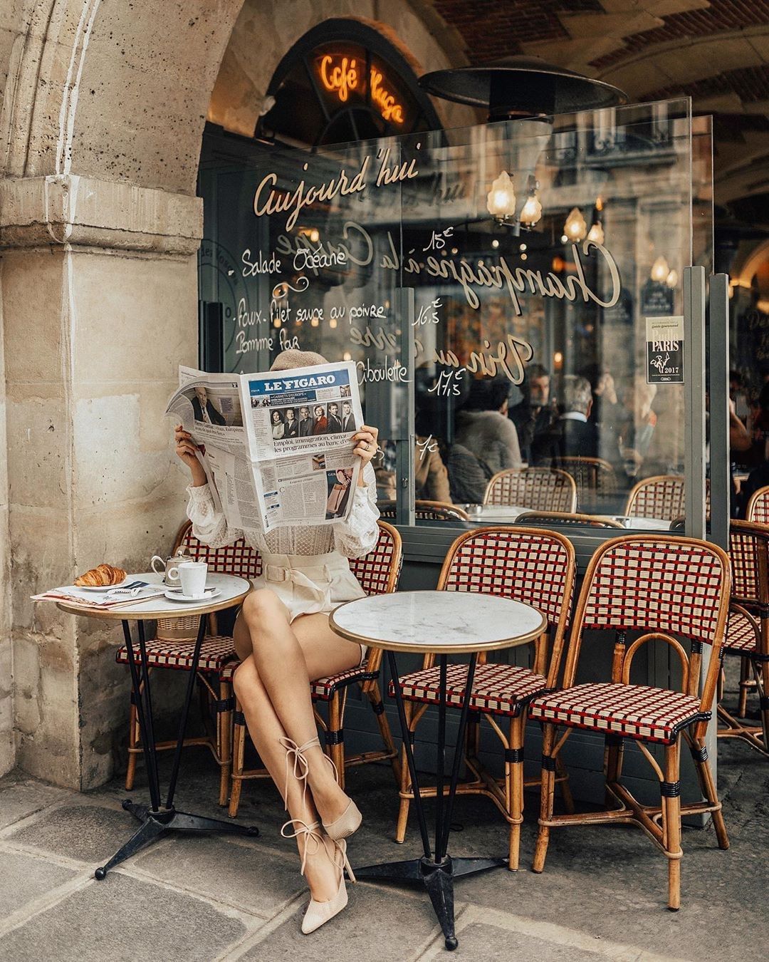 phong cách sống cô gái Pháp đọc báo 