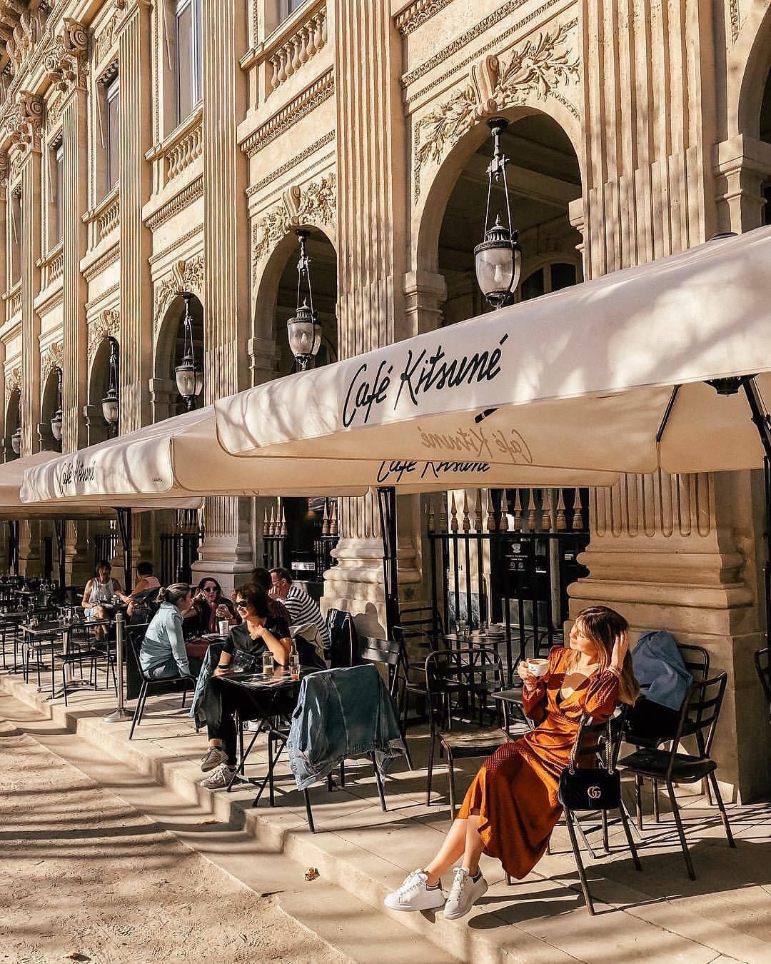 phong cách sống cô gái Pháp ở quán cà phê 