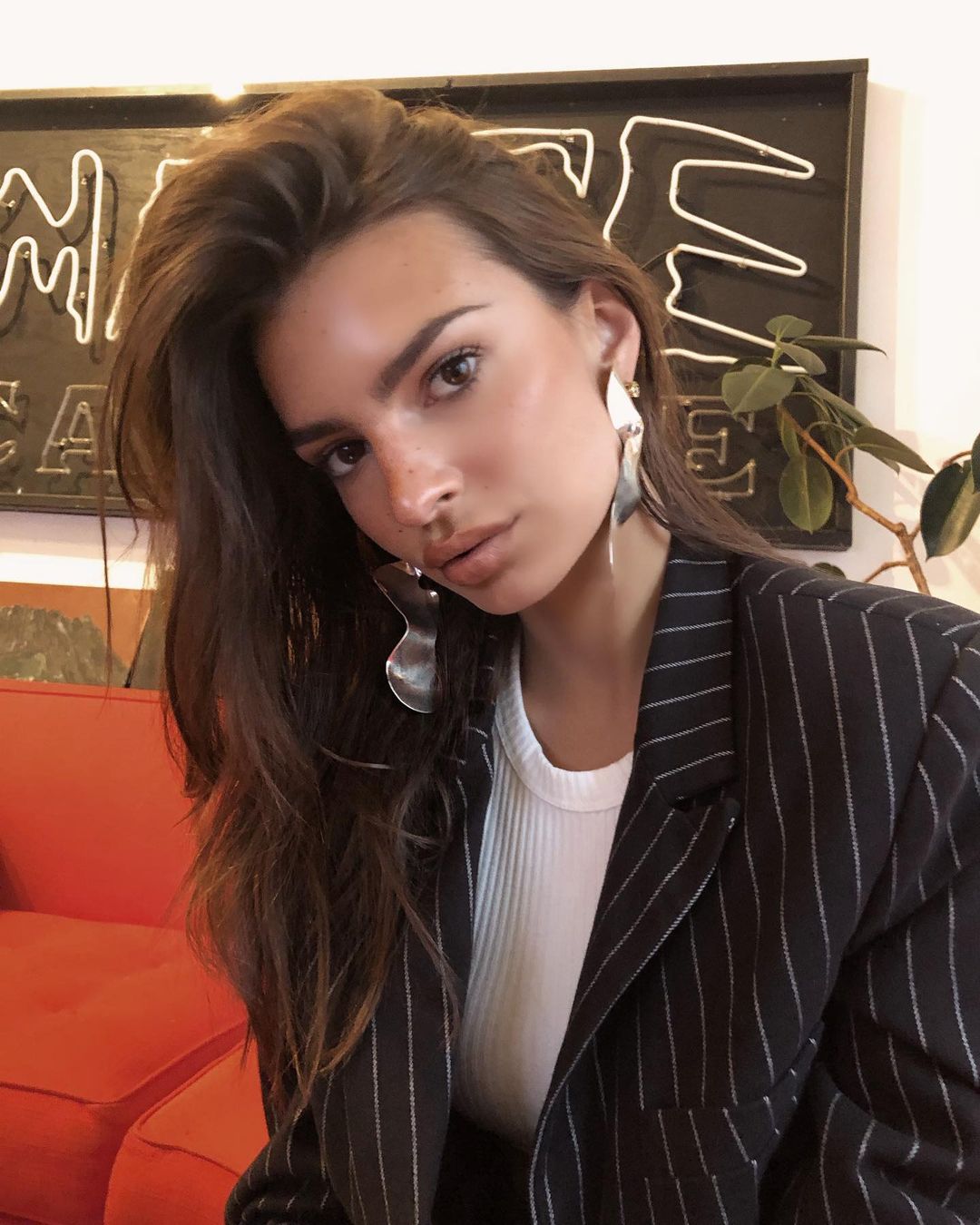 đánh nền tự nhiên emily ratajkowski