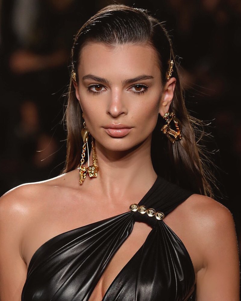 emily ratajkowski catwalk làm đẹp