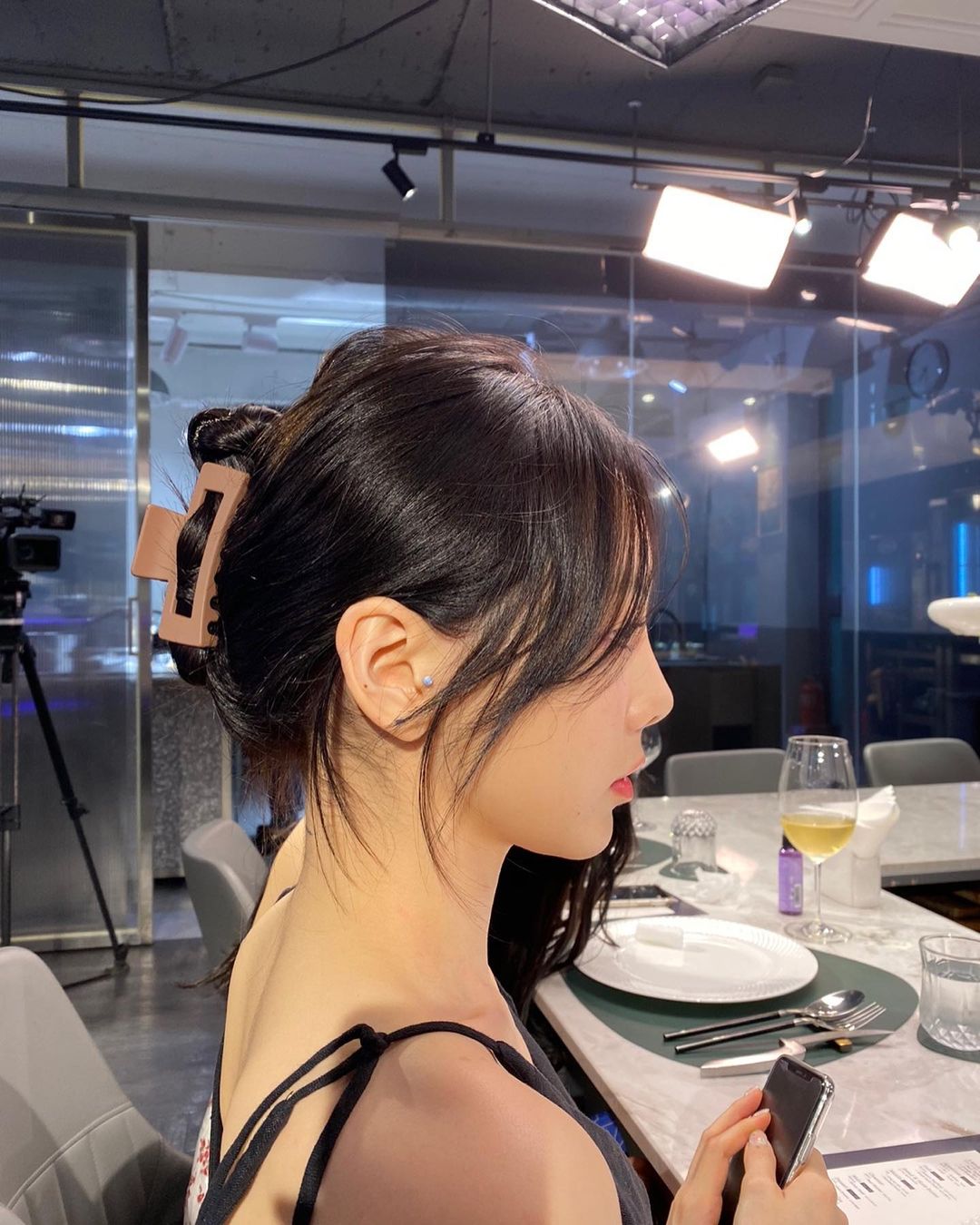 kẹp càng cua tóc búi cao taeyeon
