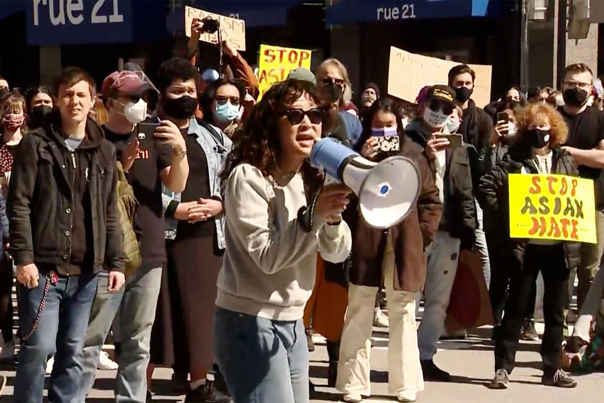 Nữ diễn viên Sandra Oh lên tiếng ủng hộ người châu Á