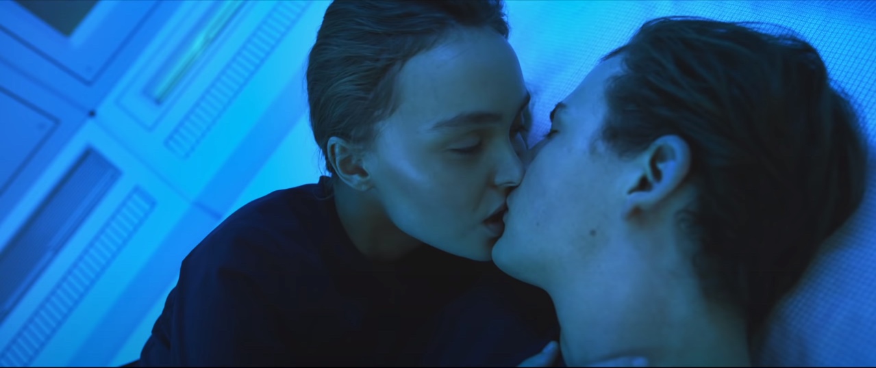 Lily Rose Depp và cảnh hôn nóng bỏng trong phim mới bản năng hoang dại