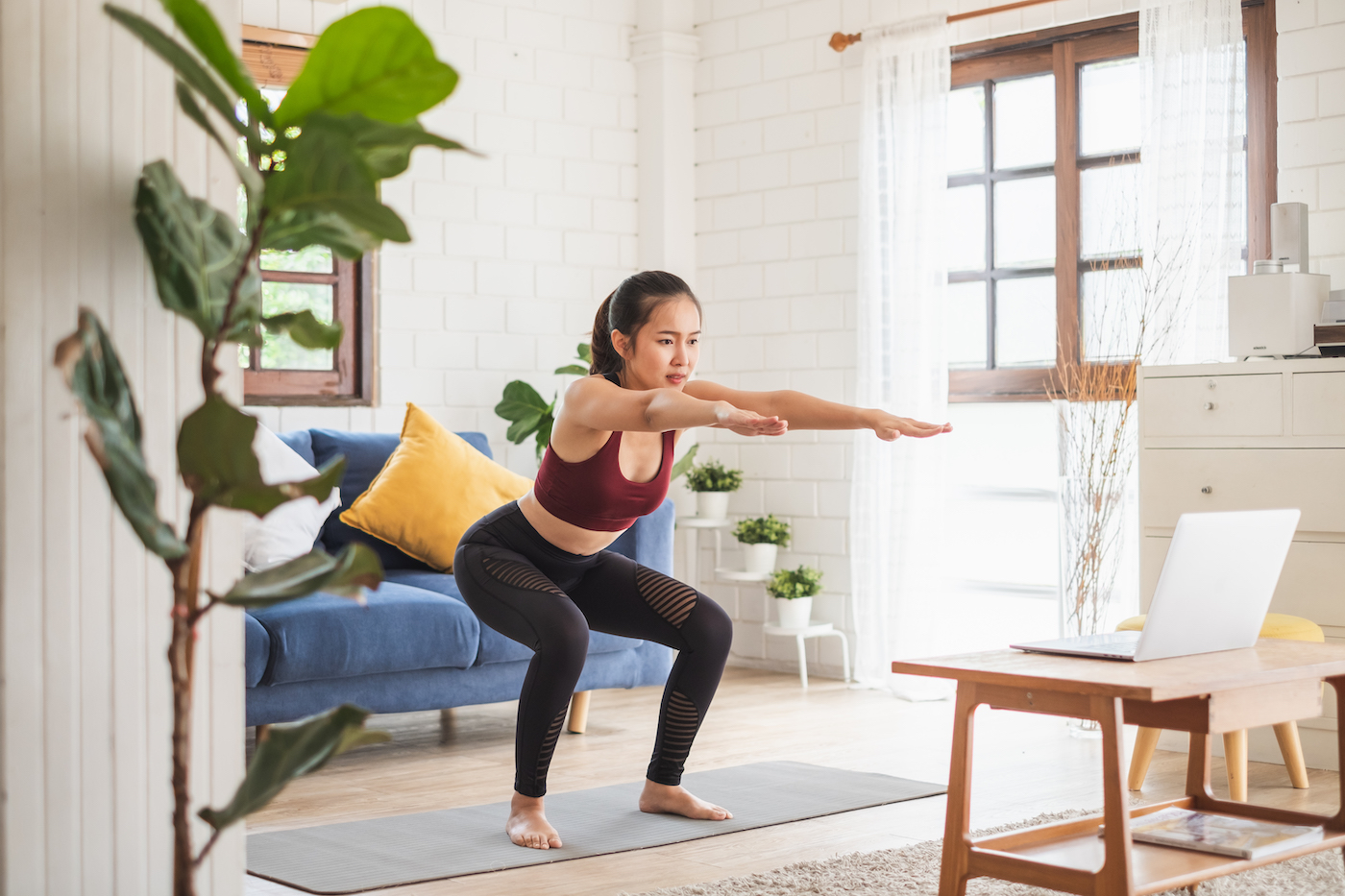 Động tác squat pilates.