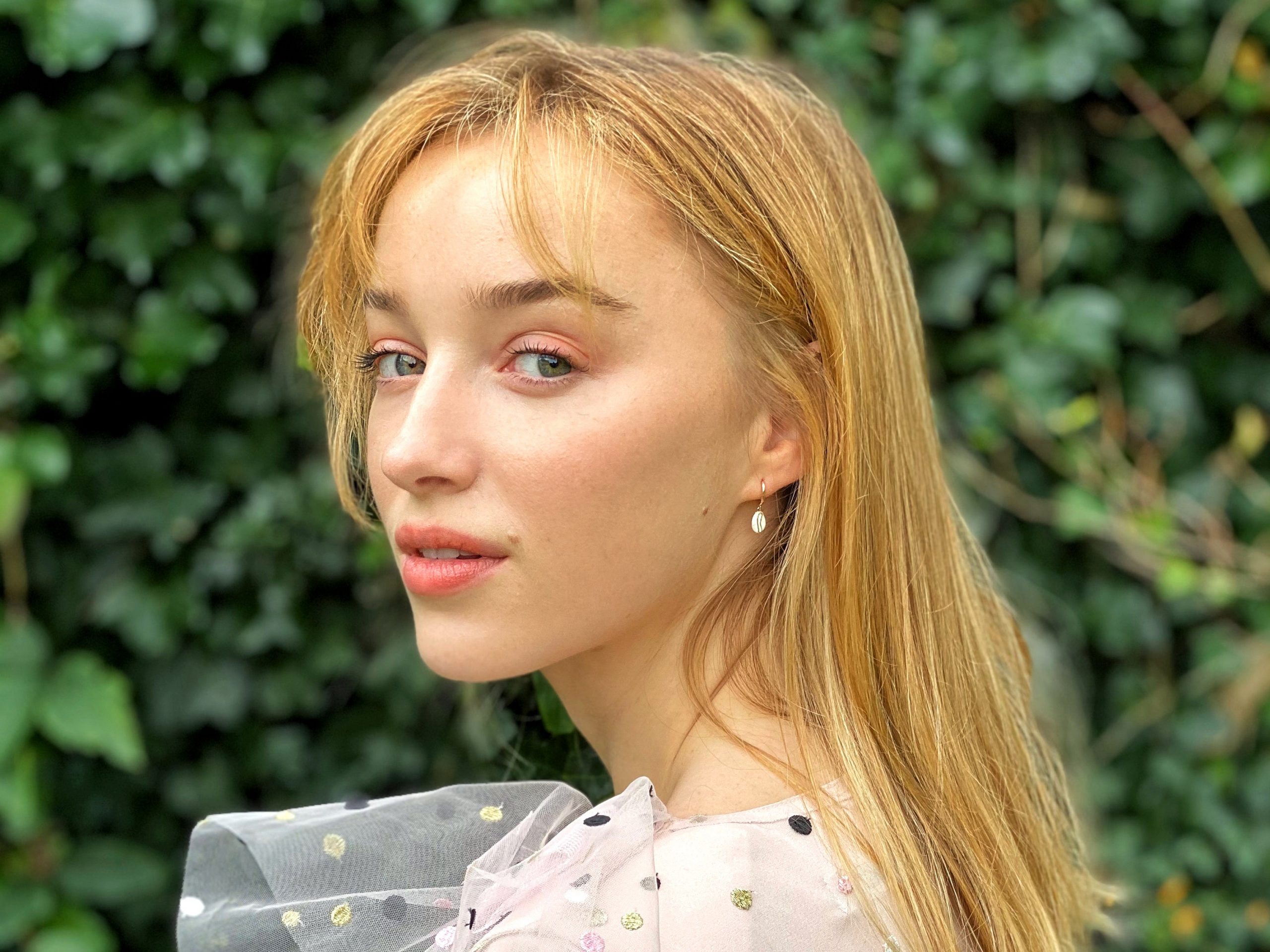 nữ diễn viên Phoebe Dynevor