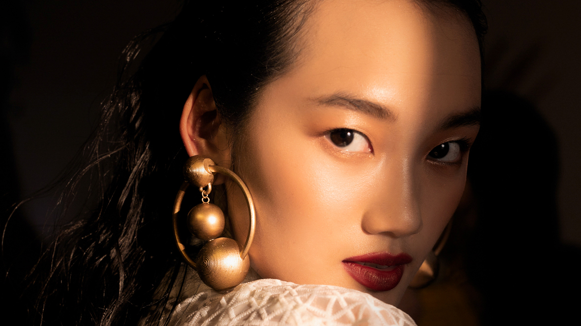 "Điểm chạm" sáng tạo đằng sau những show diễn thời trang | ELLE