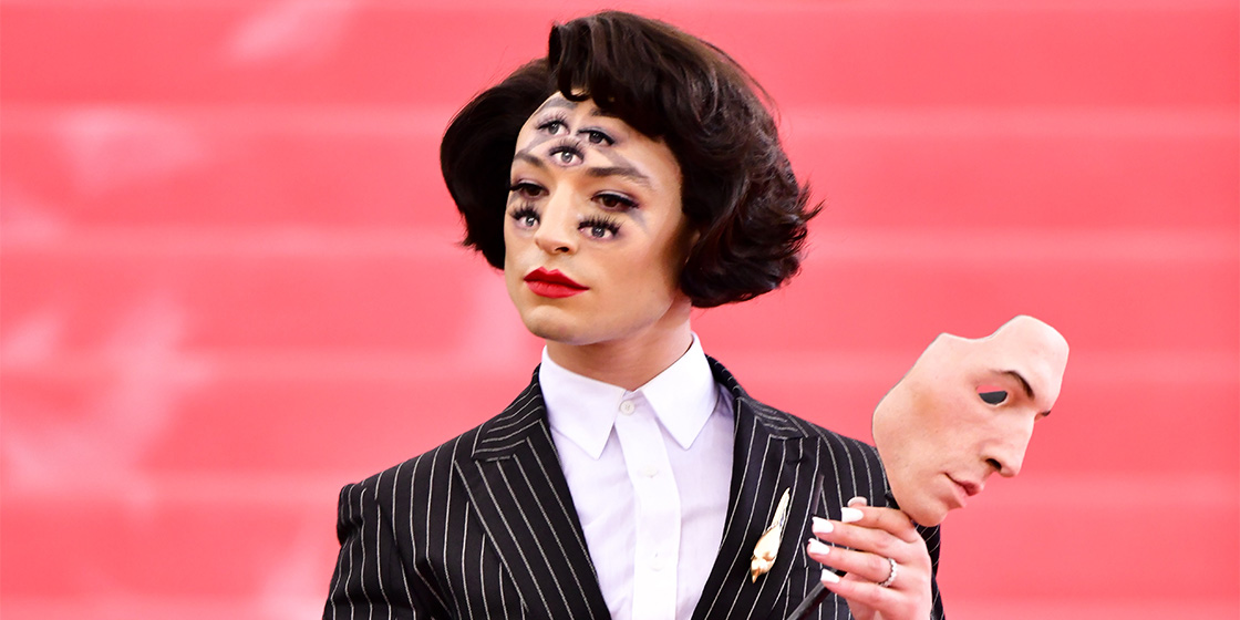 Nam diễn viên Ezra Miller tại thảm đỏ sự kiện Met Gala 2019