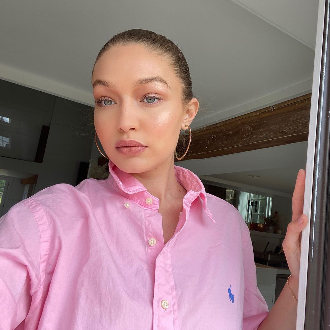 Tự nhiên là phong cách mà Gigi Hadid trang điểm cho lông mày của mình