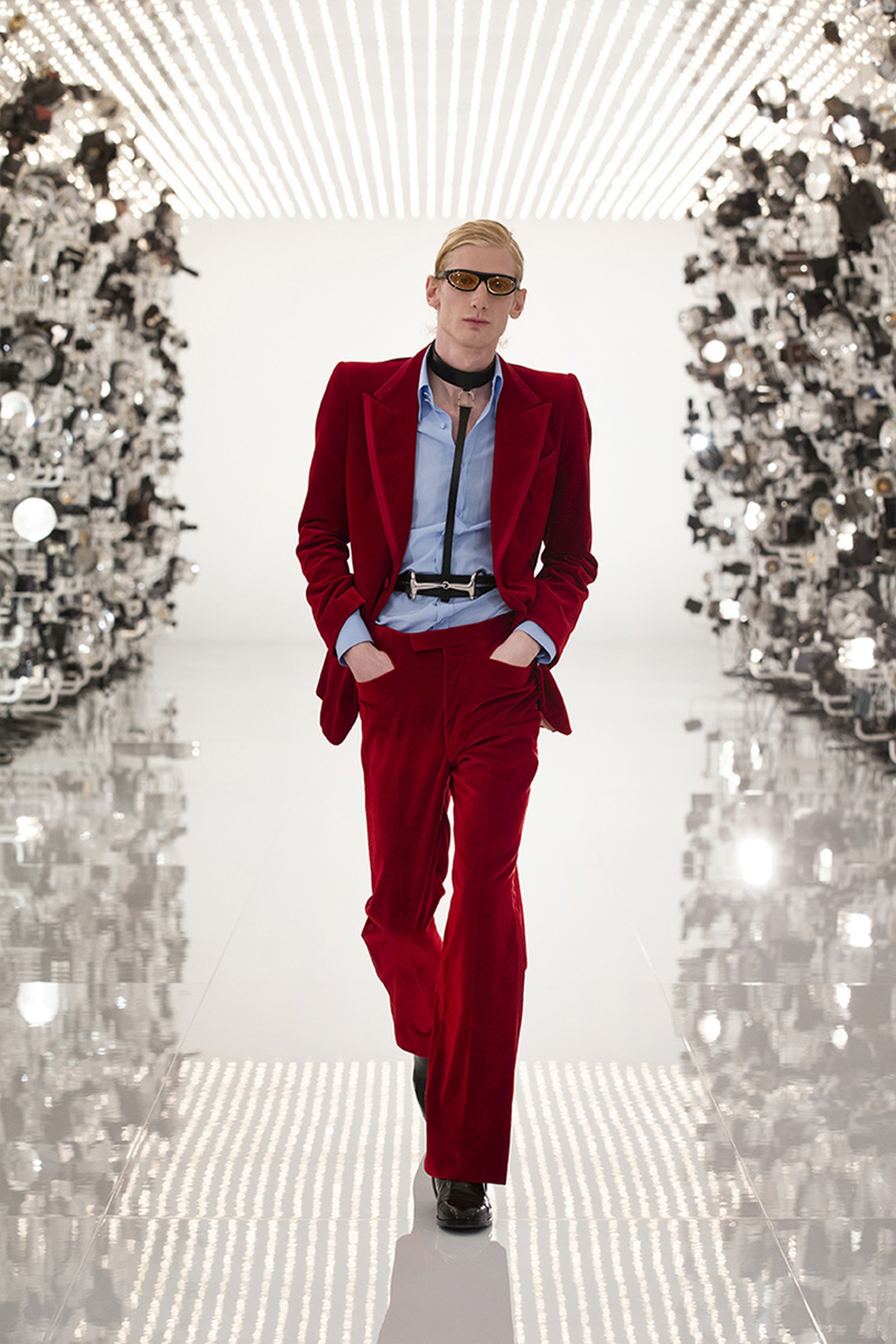 Gucci x Balenciaga bộ suit màu đỏ tía ảnh hưởng phong cách Tom Ford