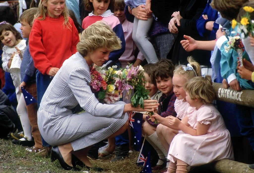 Công nương Diana thân thiện trong cuộc sống với trẻ em