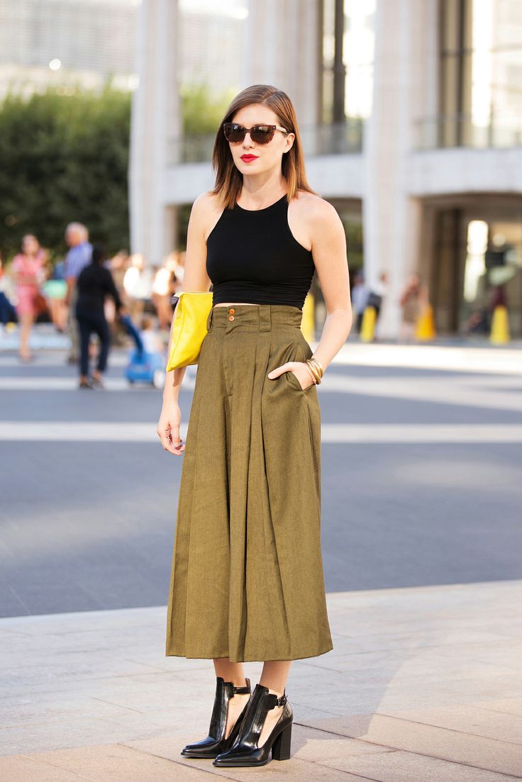 quần culottes khaki xanh rêu và áo crop top đen