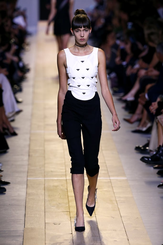 quần lửng đen trên sàn runway 