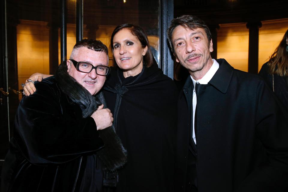 NTK Alber Elbaz cùng các đồng nghiệp Pierpaolo Piccioli và Maria Grazia Chiuri trong một sự kiện