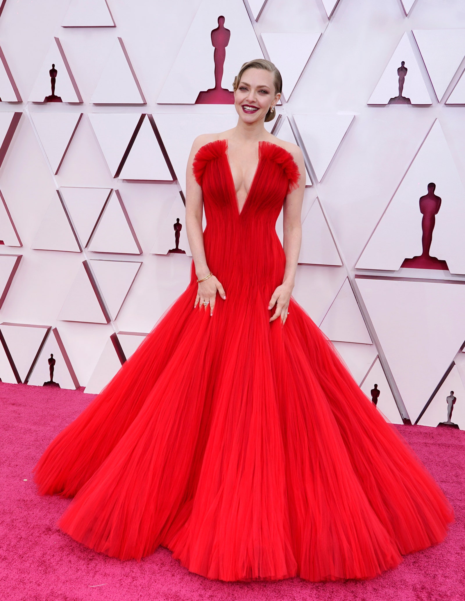 Nữ diễn viên Amanda Seyfried cùng đầm Armani Privé