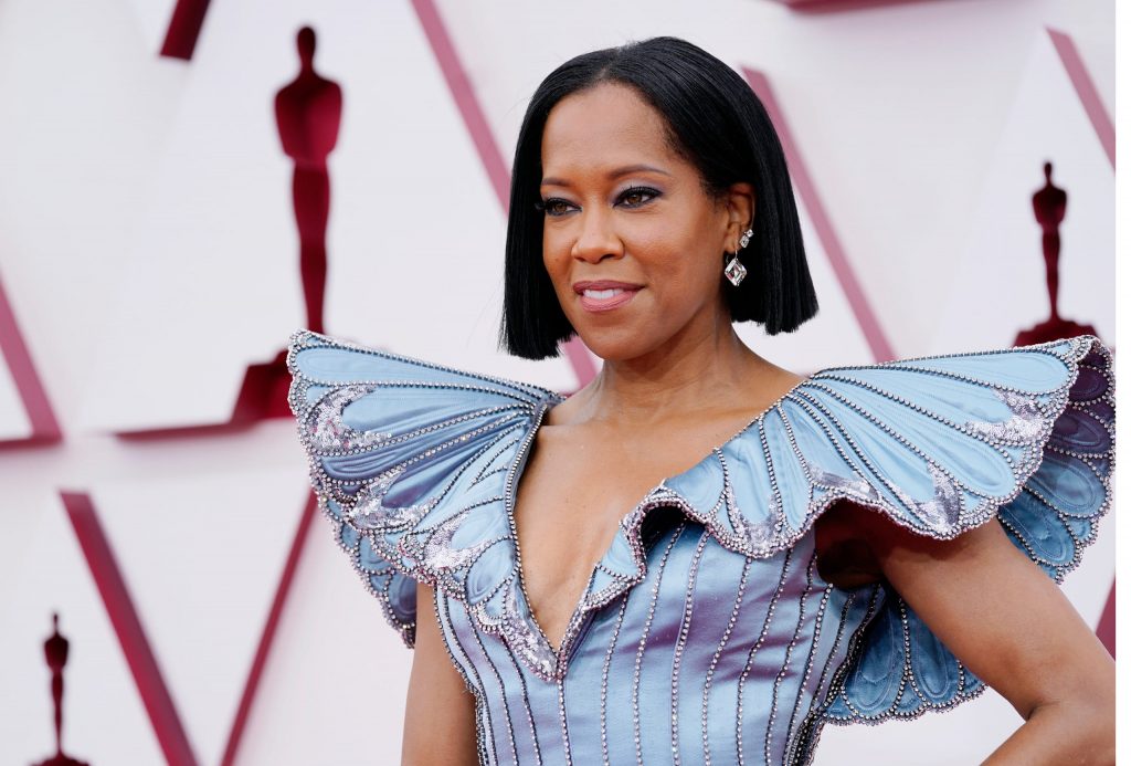 Regina King trang điểm làm tóc oscar 2021