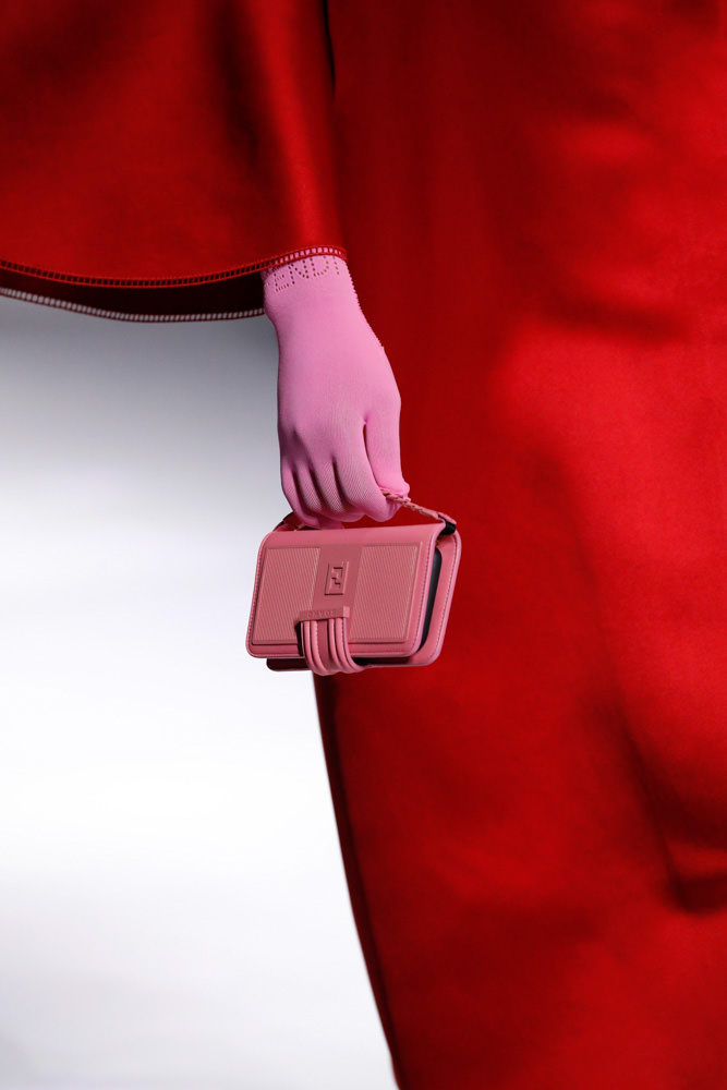 Túi Fendi phụ kiện phone case Runway