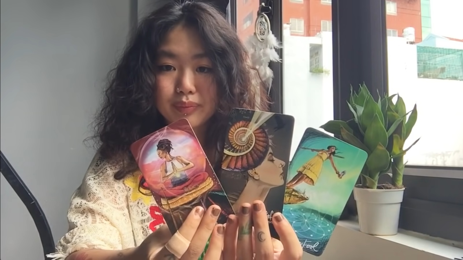 Những kênh tarot online giúp chữa lành tổn thương và phát triển bản thân