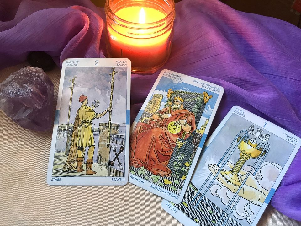 Những kênh tarot online giúp chữa lành tổn thương và phát triển bản thân