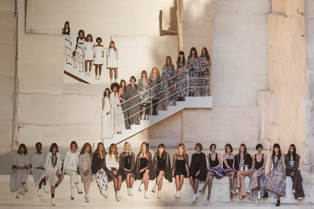 Hình ảnh cuối show diễn thời trang Chanel Cruise 2022