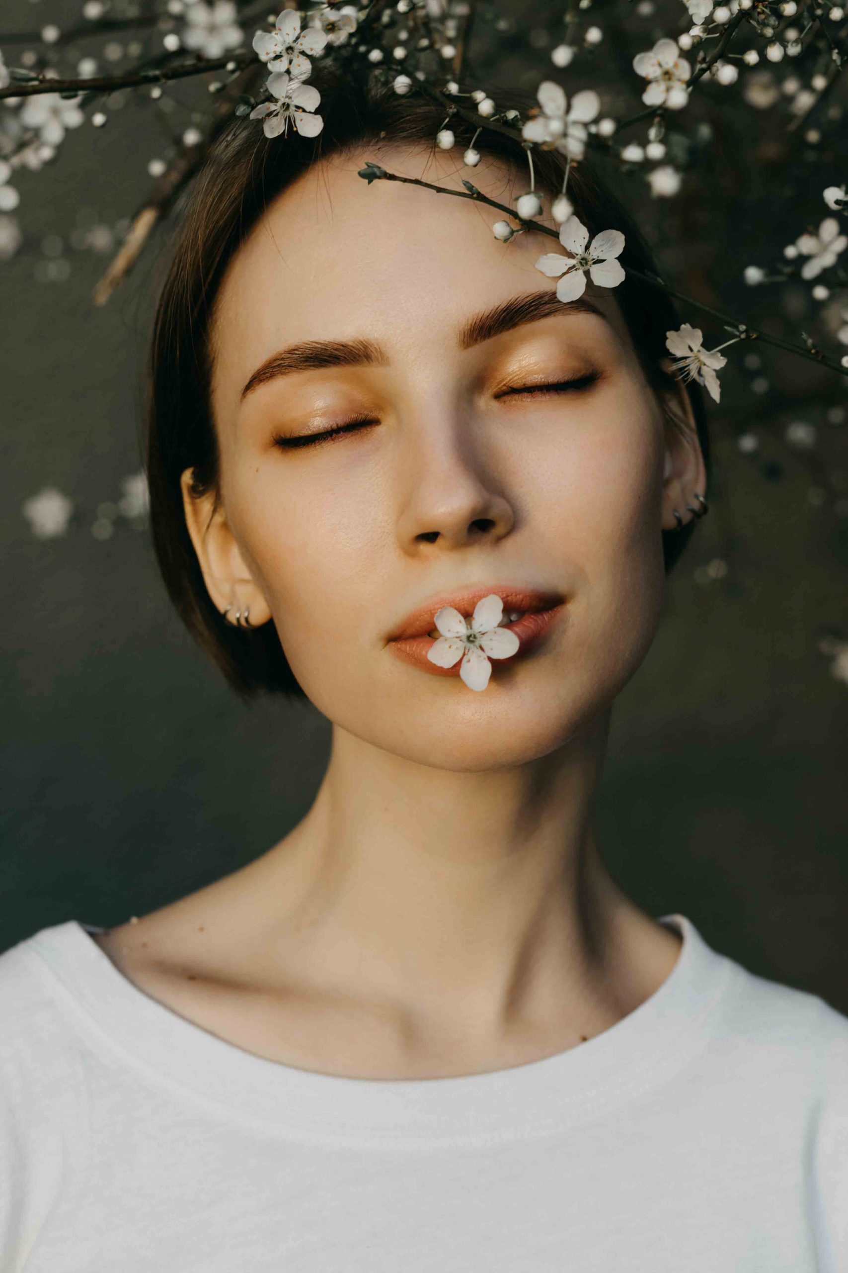 cô gái cầm hoa và những con số