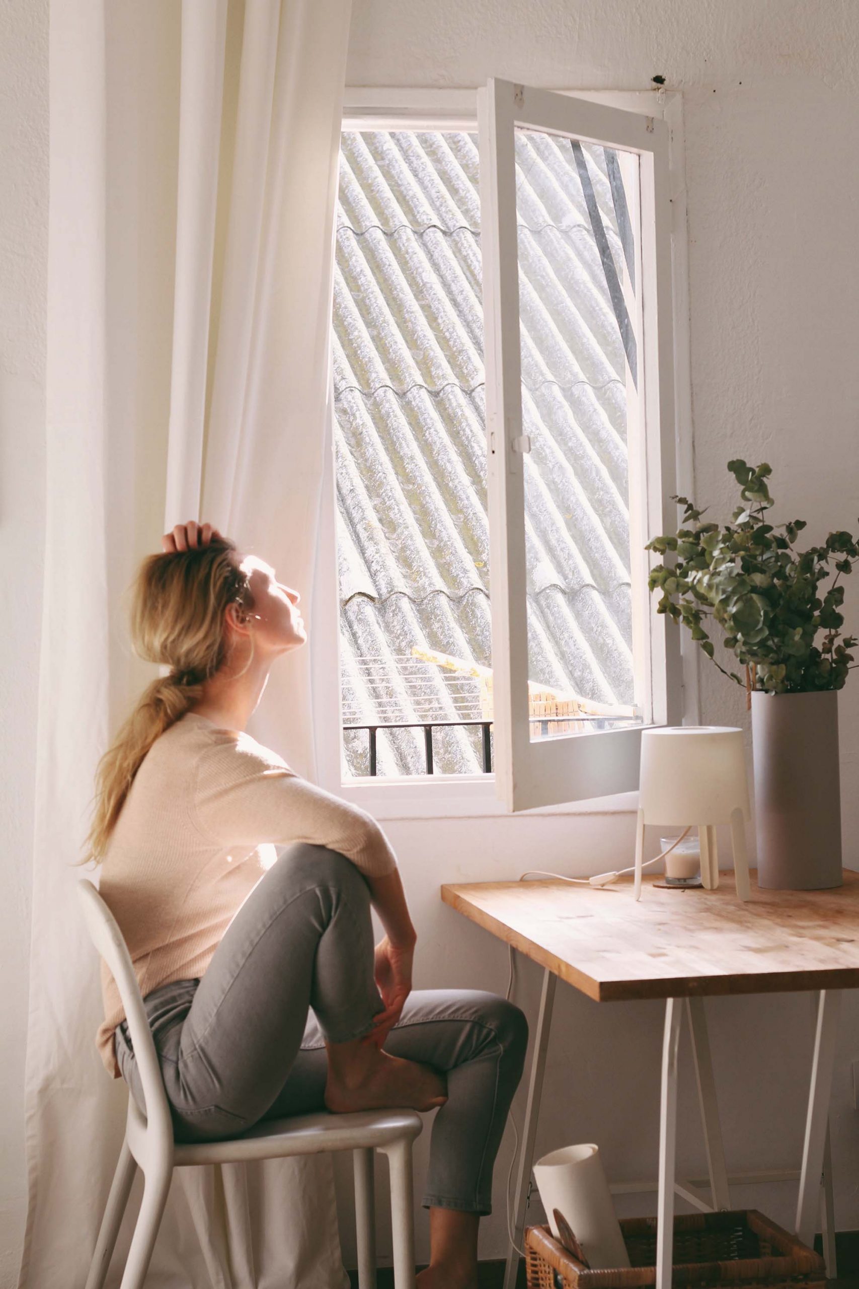 cô gái váy hồng bên chiếc gương và những con số