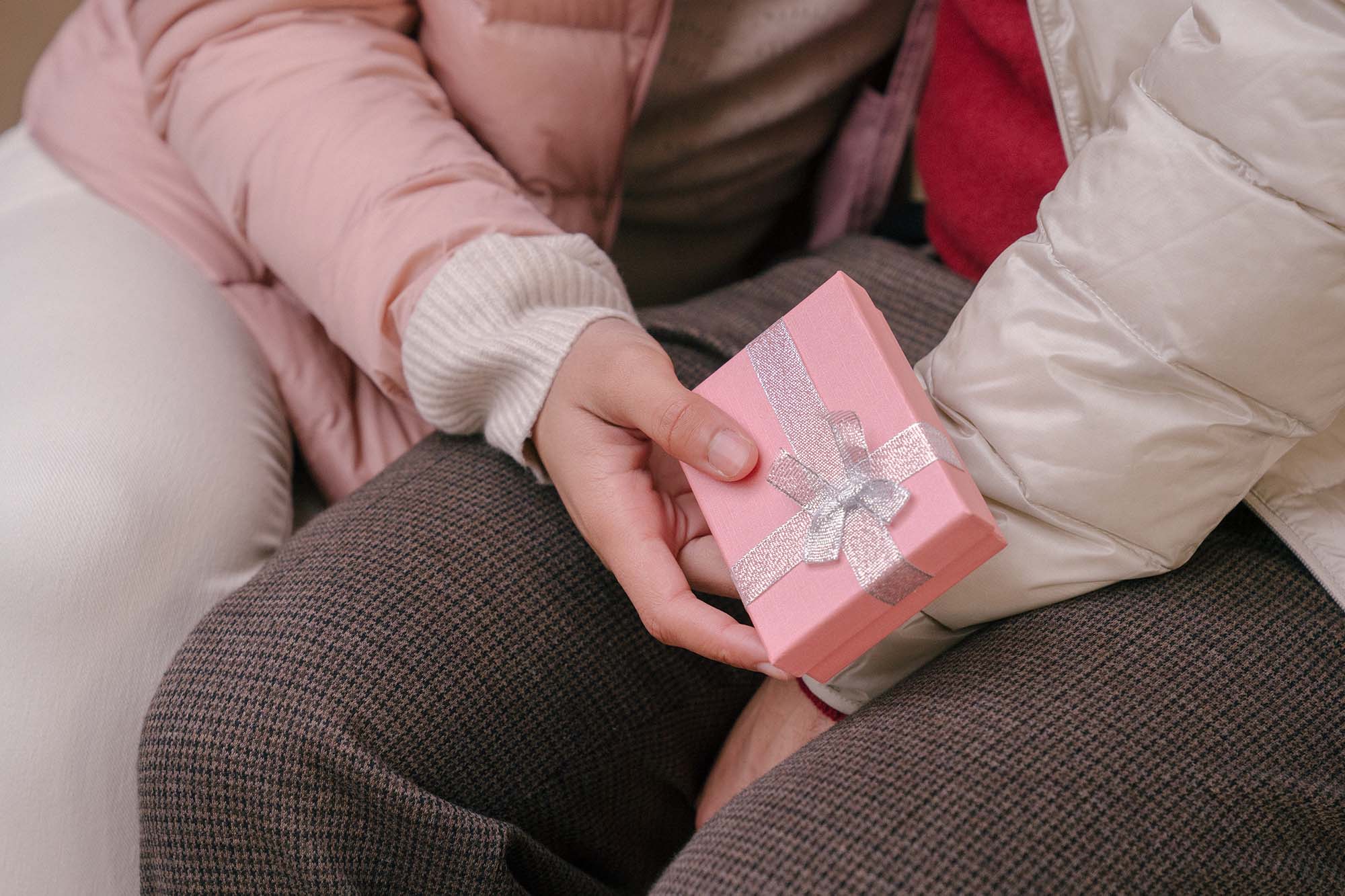 cô gái cầm hoa và những con số