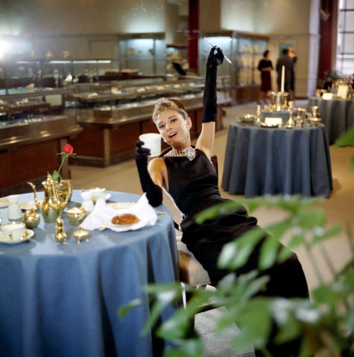 Audrey Hepburn đầm đen LBD Breakfast at tiffany