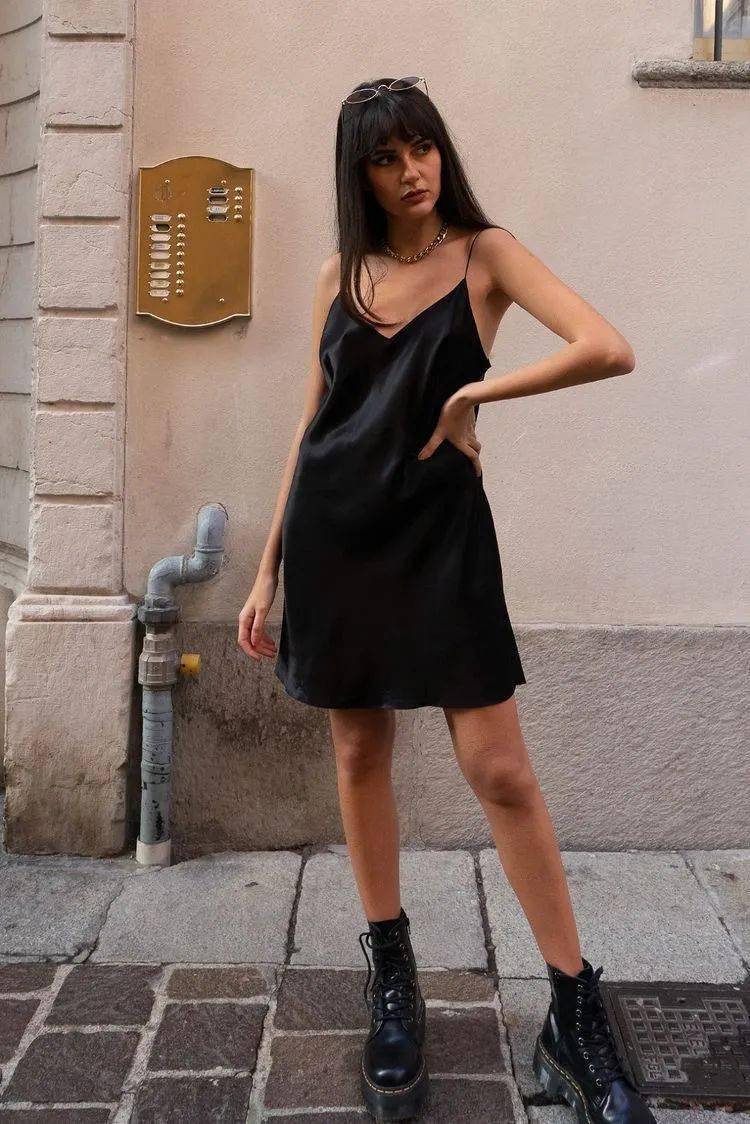 slip dress cùng boots