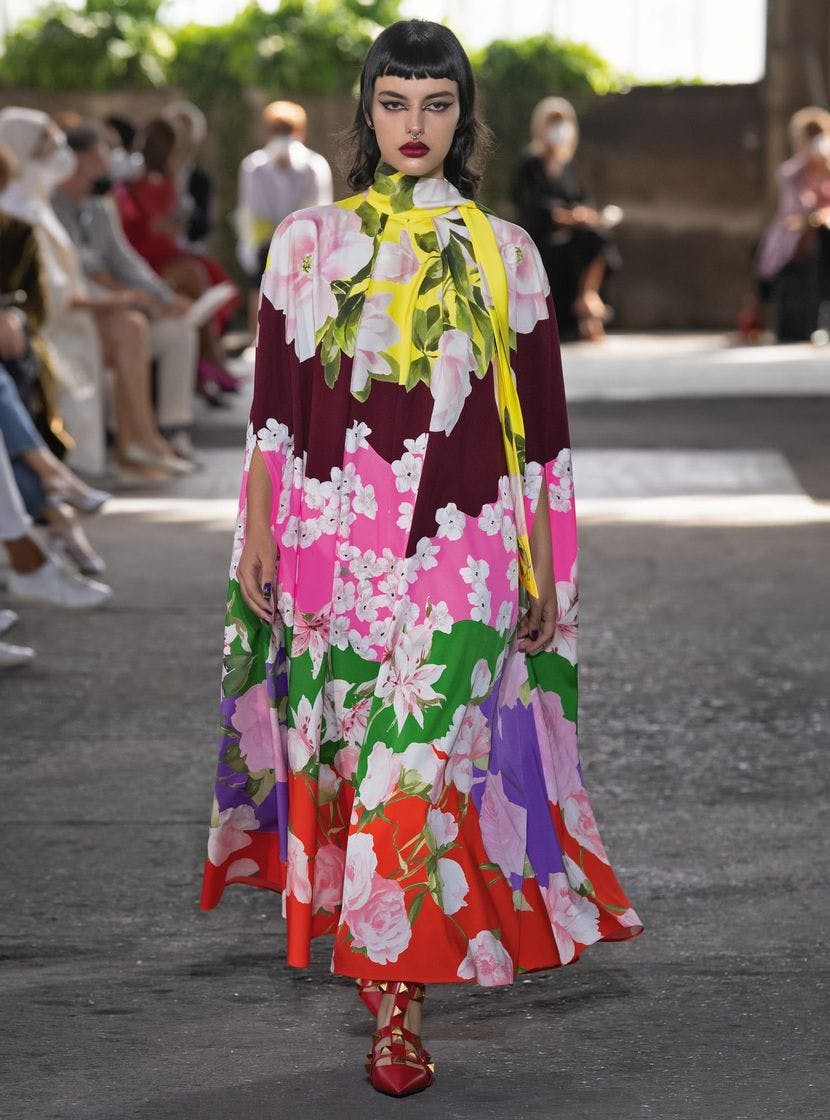 Valentino hoạ tiết in hoa runway 2021