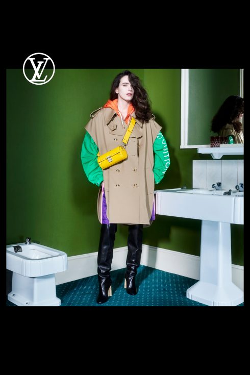 (Ảnh: Louis Vuitton)<br/>Stacy Martin túi vàng neon và áo trench coat