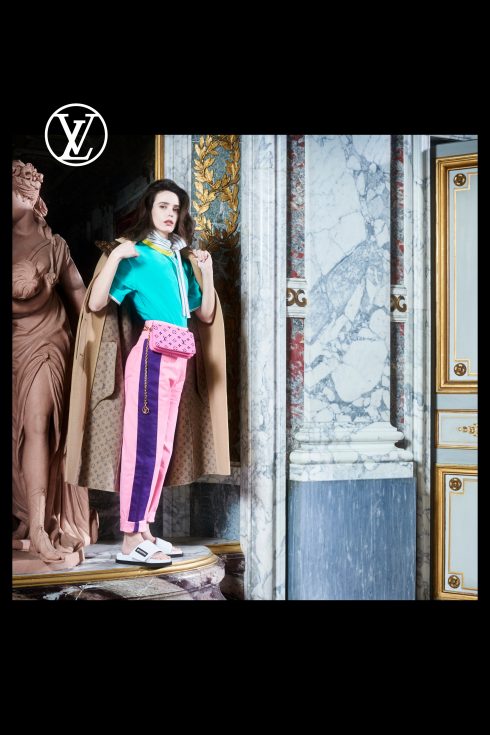 (Ảnh: Louis Vuitton)<br/></noscript>Stacy Martin cùng thiết kế quần thể thao hồng