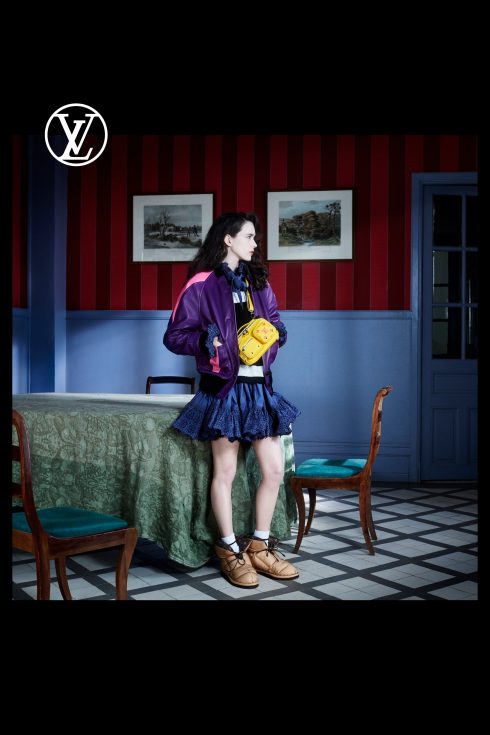 (Ảnh: Louis Vuitton)<br/>Stacy Martin áo khoác và chân váy xếp li